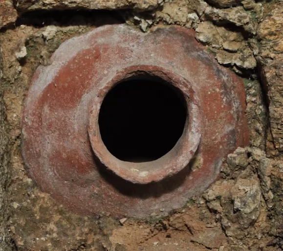 Exemple d’un vase acoustique présent dans l’abbaye des Anges dans le Finistère [1]